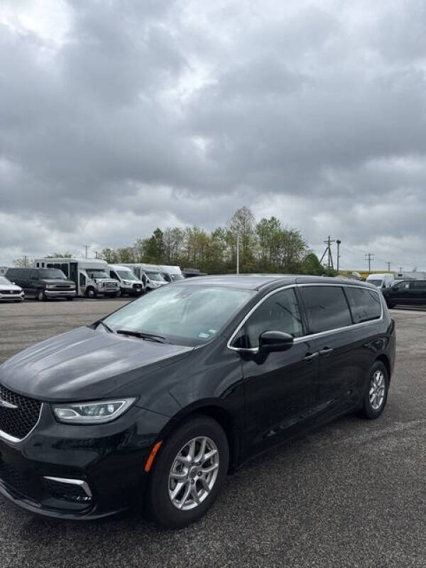 Used 2023 Chrysler Pacifica Touring L with VIN 2C4RC1BG7PR534241 for sale in Philadelphia, PA