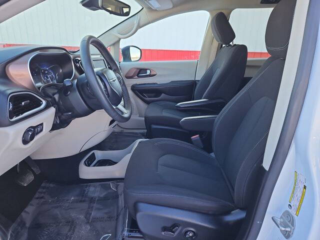 2024 Chrysler Voyager LX
