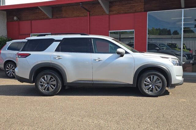 2025 Nissan Pathfinder SV