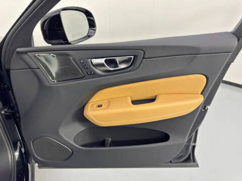 2023 Volvo XC60 B5 Ultimate Bright Theme