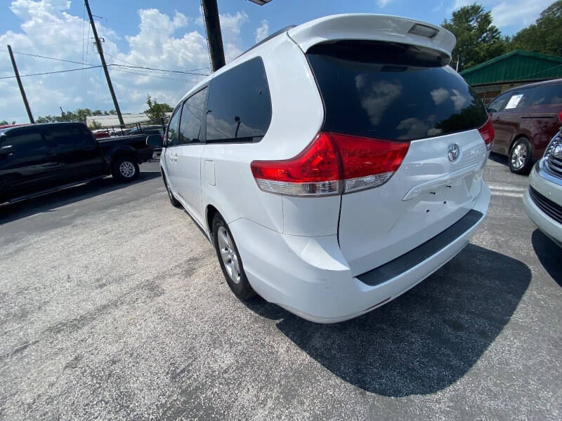 2014 Toyota Sienna null photo 5