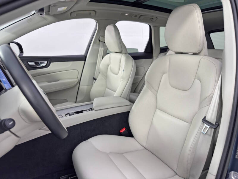 2023 Volvo XC60 B5 Plus Dark Theme