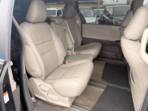 2017 Toyota Sienna XLE Premium 8-Passenger