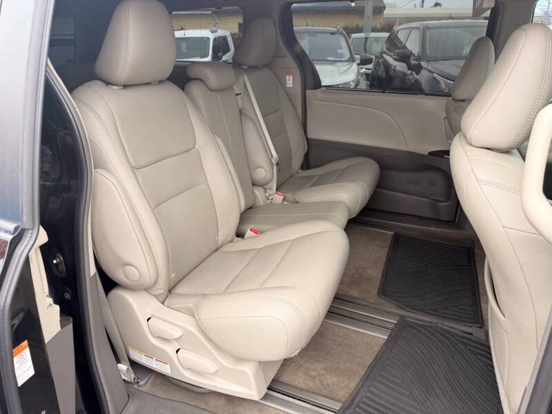 2017 Toyota Sienna XLE Premium 8-Passenger