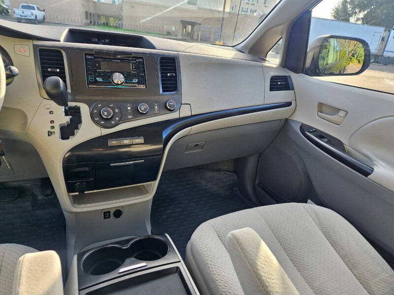 2011 Toyota Sienna LE 7-Passenger Auto Access Seat