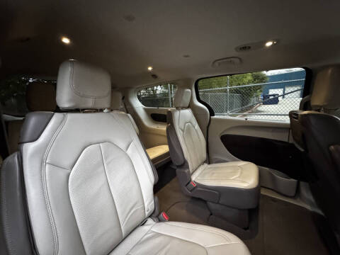 2017 Chrysler Pacifica Touring-L Plus