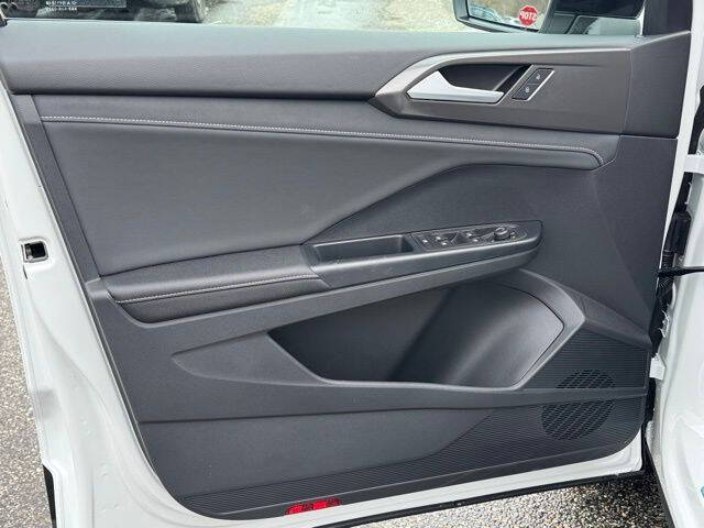 2026 Volkswagen Taos SE Black 4Motion