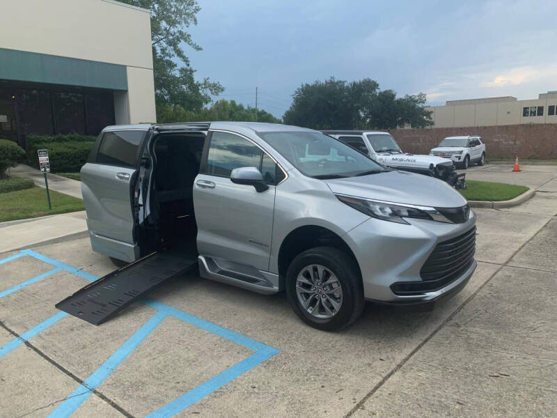 2024 Toyota Sienna LE 8-Passenger