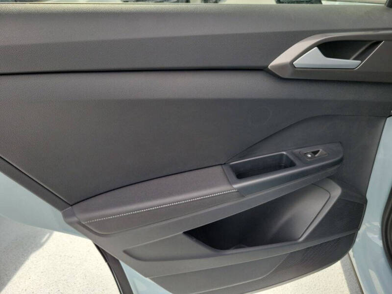 2026 Volkswagen Taos SE Black