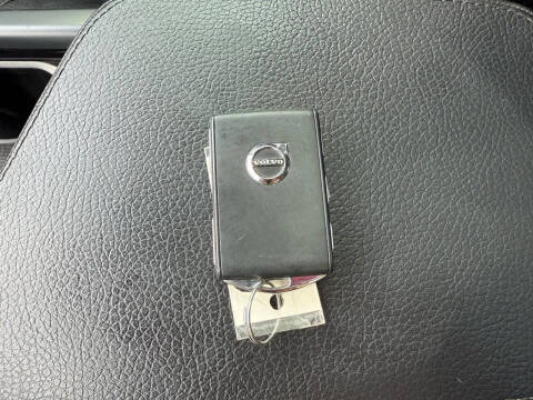 2020 Volvo XC90 T6 Momentum 6-Passenger