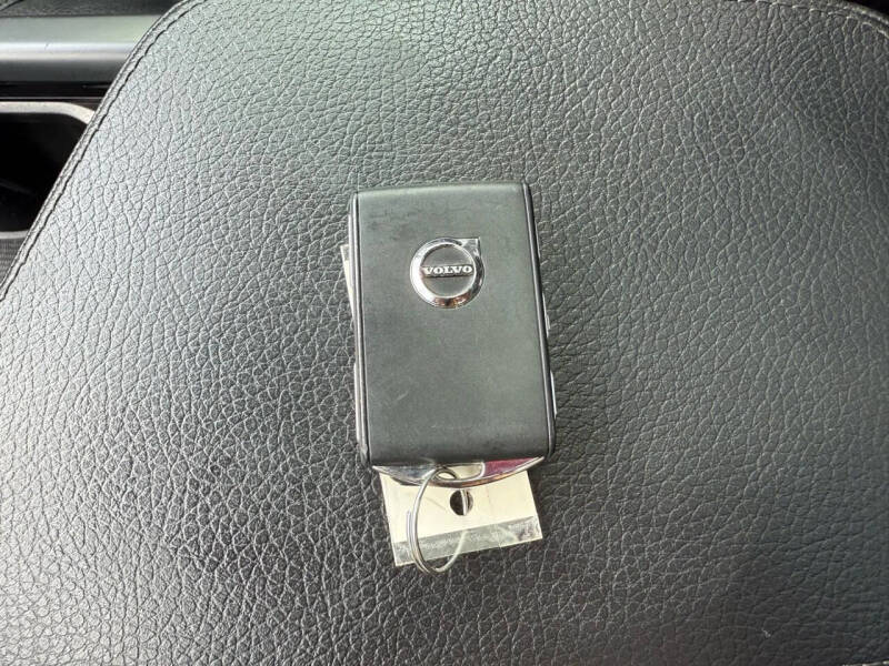 2020 Volvo XC90 T6 Momentum 6-Passenger