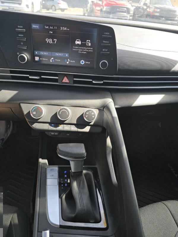 2024 Hyundai Elantra SE