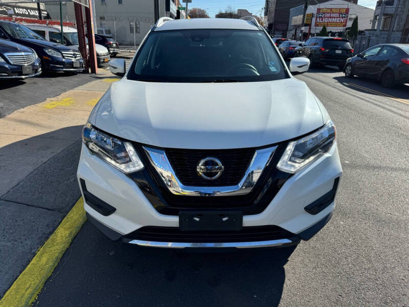 2019 Nissan Rogue SV photo 2