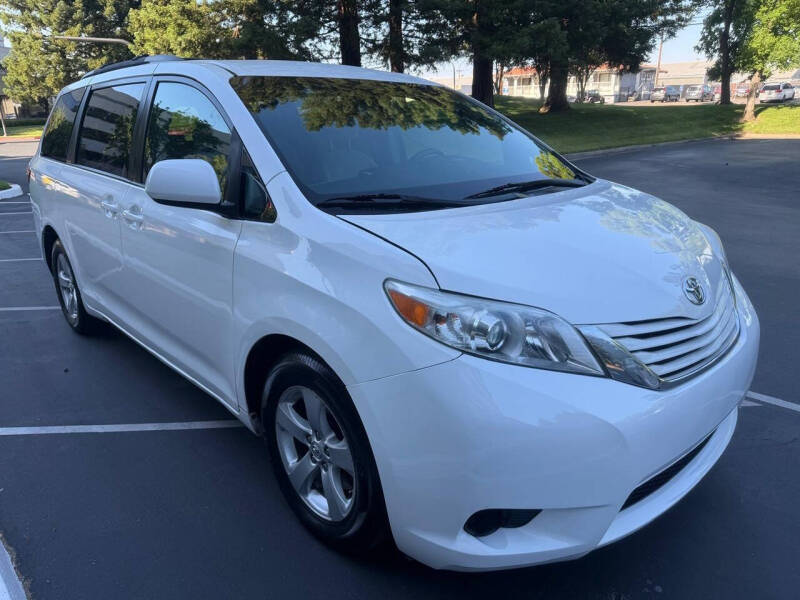 2016 Toyota Sienna LE 7-Passenger Auto Access Seat