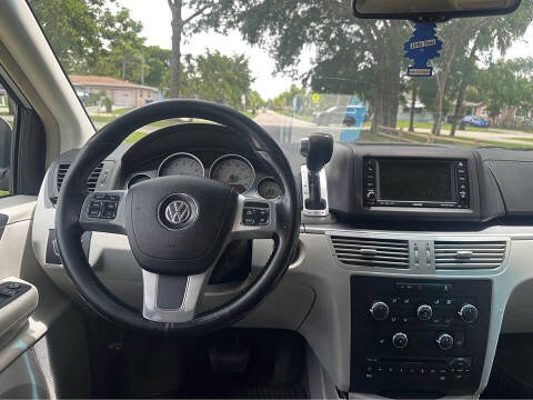 2011 Volkswagen Routan SE
