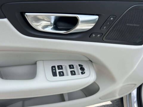 2025 Volvo XC60 B5 Ultra Dark Theme