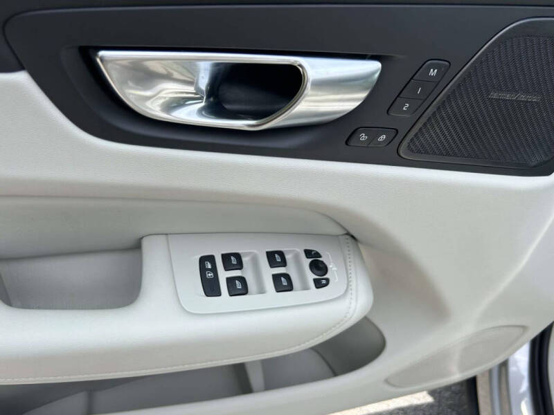 2025 Volvo XC60 B5 Ultra Dark Theme
