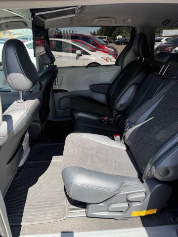 2013 Toyota Sienna SE 8-Passenger