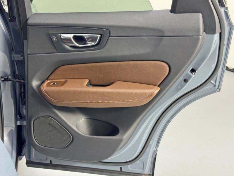 2022 Volvo XC60 Recharge T8 Inscription Expression