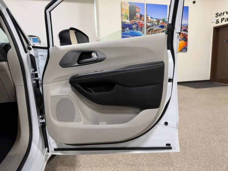 2023 Chrysler Pacifica Plug-In Hybrid Touring L