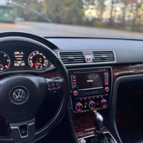 2013 Volkswagen Passat SEL photo 13