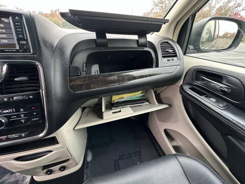 2016 Chrysler Town and Country Touring