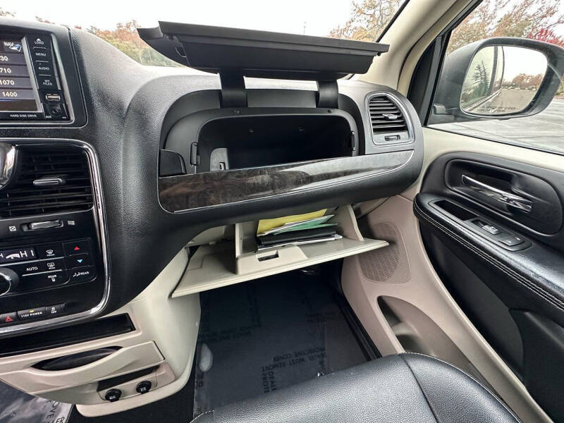 2016 Chrysler Town and Country Touring