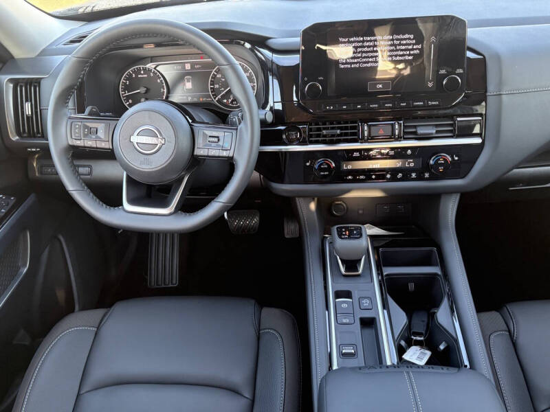 2025 Nissan Pathfinder SL