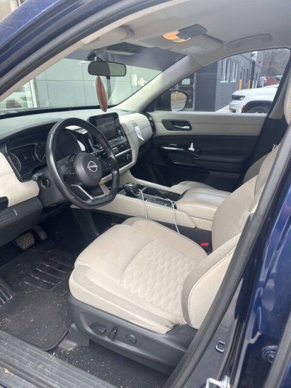 2022 Nissan Pathfinder SV