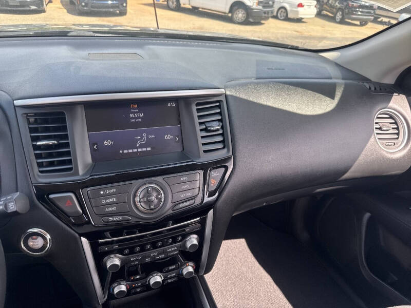 2017 Nissan Pathfinder SV