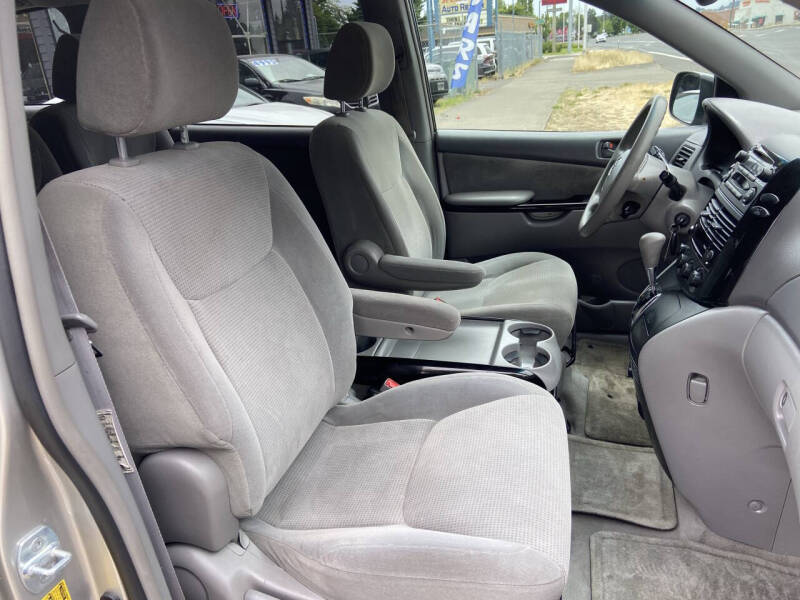 2004 Toyota Sienna LE 8 Passenger