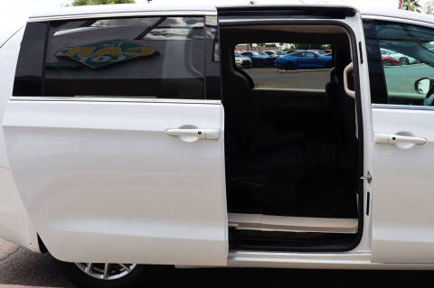 2022 Chrysler Voyager LX