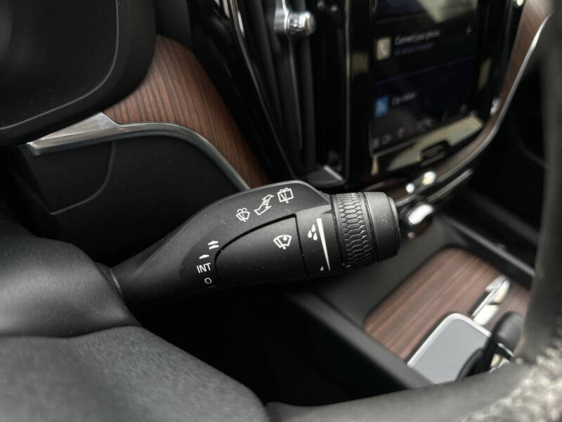 2023 Volvo XC60 B5 Plus Dark Theme