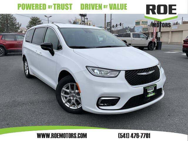 2024 Chrysler Pacifica Touring L's photo