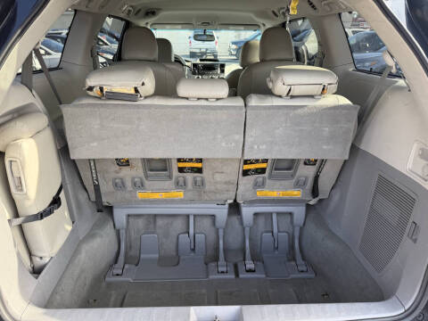 2011 Toyota Sienna LE 7-Passenger Auto Access Seat