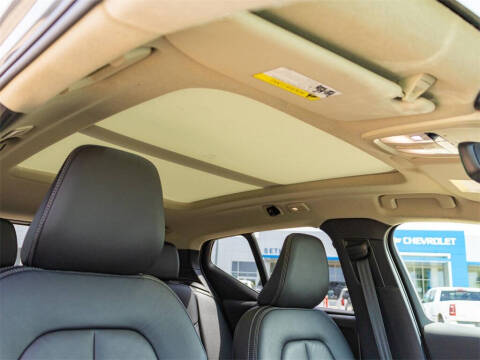 2023 Volvo XC40 B5 Plus Bright Theme