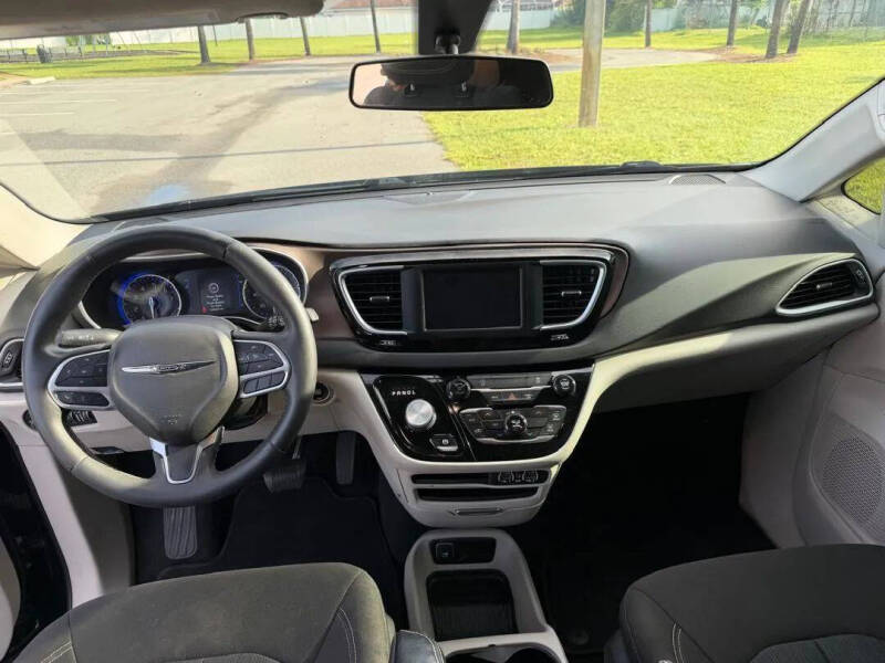 2022 Chrysler Voyager LX