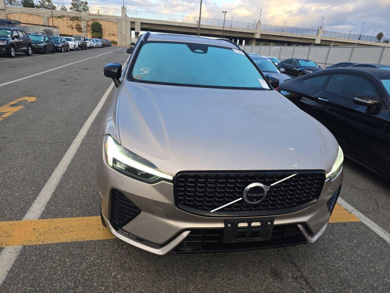 2024 Volvo XC60 B5 Ultimate Dark Theme