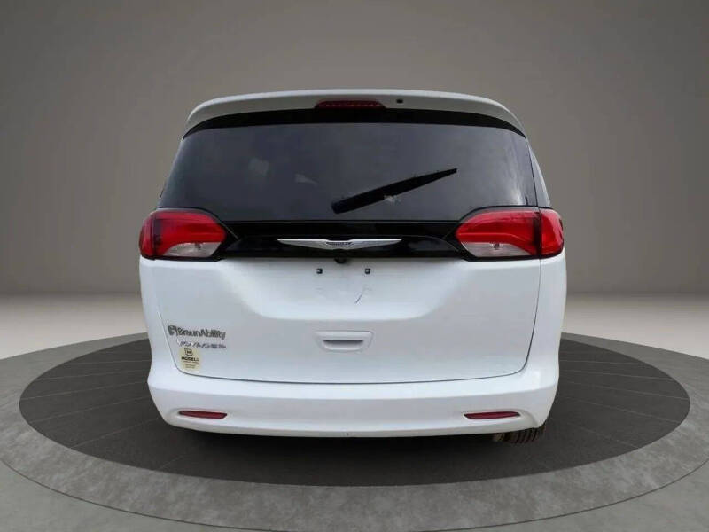 2023 Chrysler Voyager LX