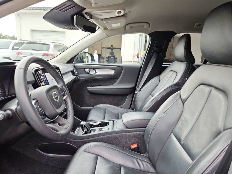 2022 Volvo XC40 T5 Momentum