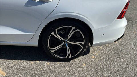 2024 Volvo S60 B5 Plus Dark Theme