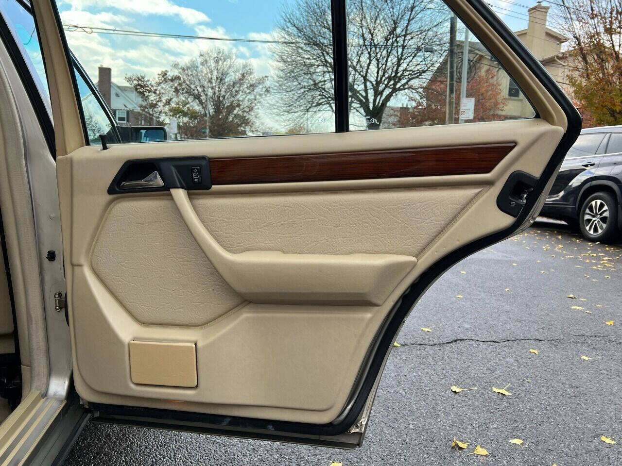 1990 Mercedes-Benz 300-Class  - $6,900