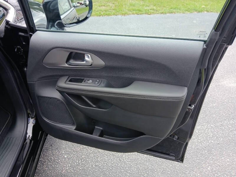 2027 Chrysler Pacifica Select