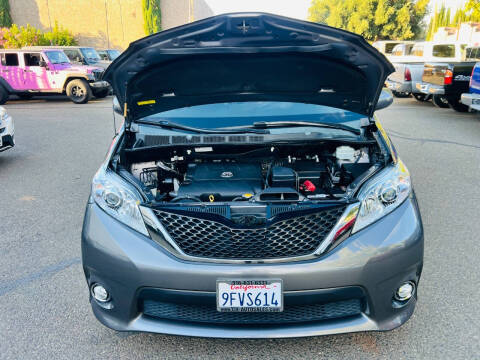 2014 Toyota Sienna SE 8-Passenger