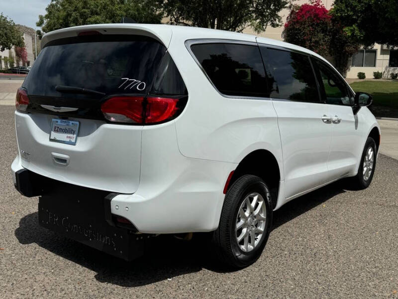 2025 Chrysler Voyager LX