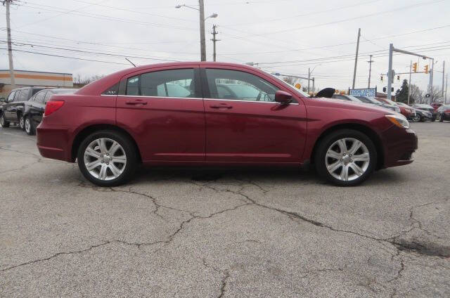 2013 Chrysler 200 Touring photo 6