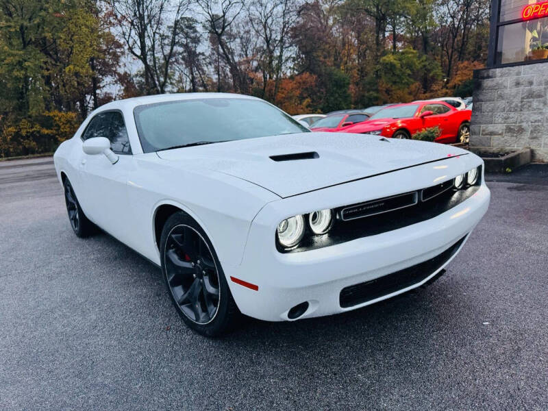 2016 Dodge Challenger SXT photo 2