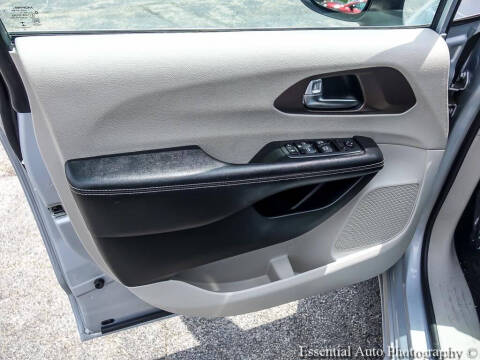 2022 Chrysler Voyager LX