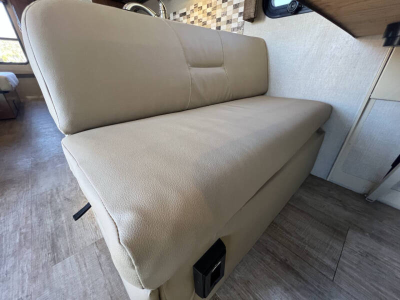 2017 Fleetwood RV Flair CLEAN TITLE 12K MILES