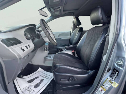 2014 Toyota Sienna SE 8-Passenger